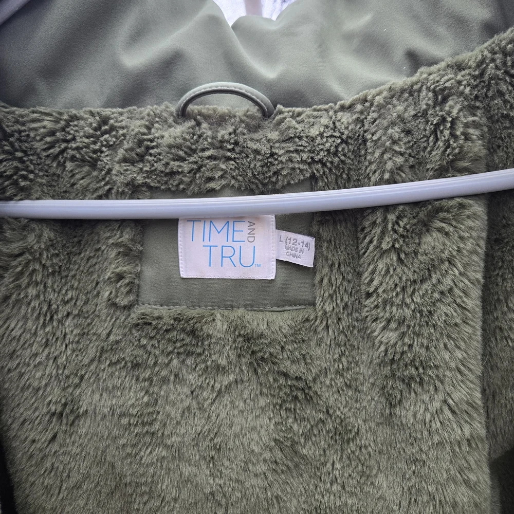olive green winter parka features a warm, mixed-texture lining designed for cold - Picture 2 of 8